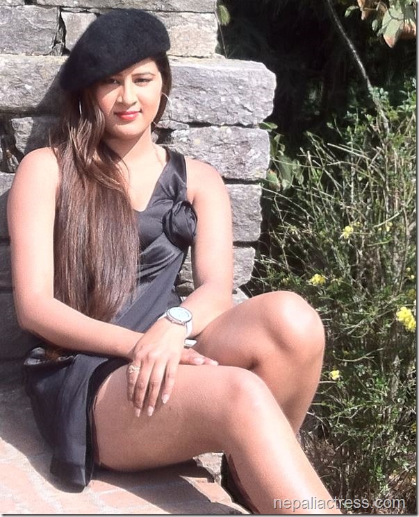 sabina karki shows thigh