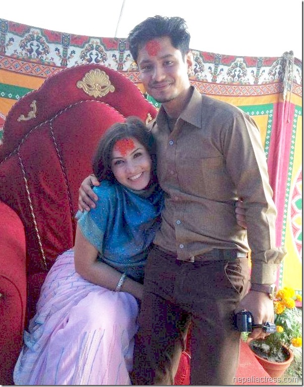 nisha adhikari with brother in dashain