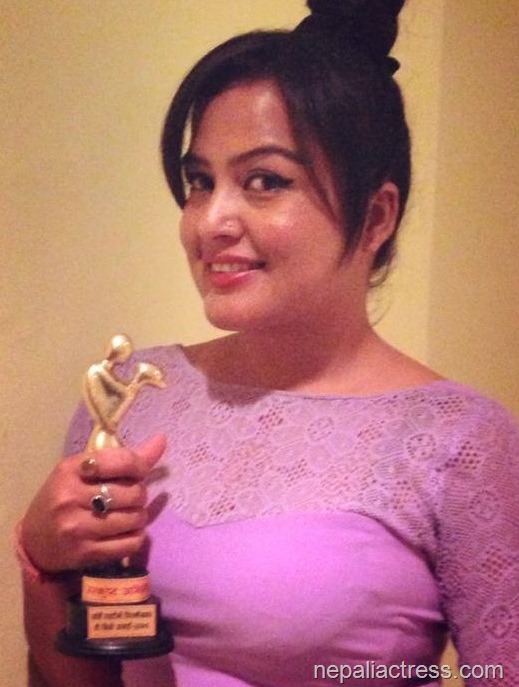 rekha-thapa-with-best-actress-award - d cine award 2070