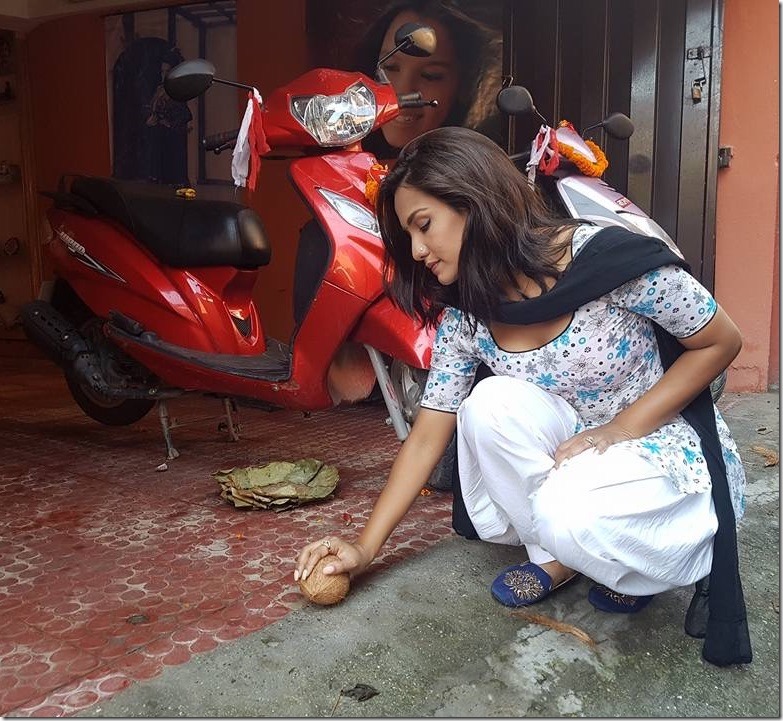 priyanka karki breaking coconut nawami dashain 2016